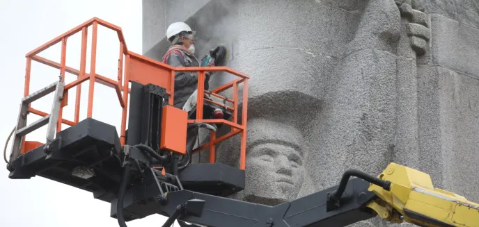 Sierp i młot są skuwane z ''szubienic'' [ZDJĘCIA, WIDEO]