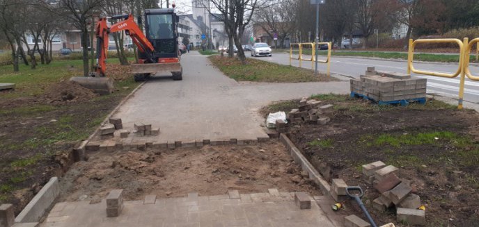 Artykuł: Budowlańcy zapomnieli oznaczyć prace na chodniku przy ul. Barcza w Olsztynie. Kierownik otrzymał mandat