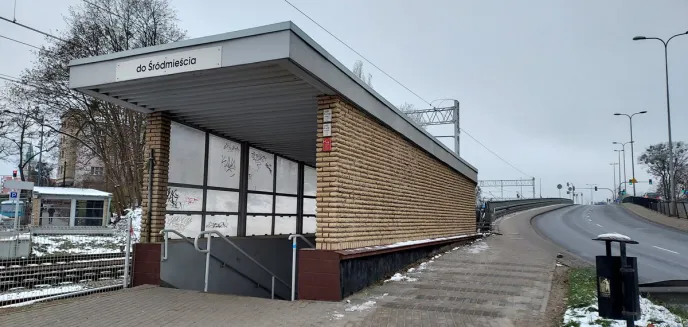 Przejście podziemne przy al. Wojska Polskiego w Olsztynie zasypane śmieciami. Czytelnik: ''Od lat nic się nie zmienia'' [ZDJĘCIA][AKTUALIZACJA]