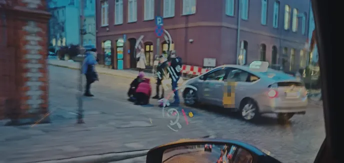 Kierowca taksówki potrącił 57-letnią pieszą w centrum Olsztyna