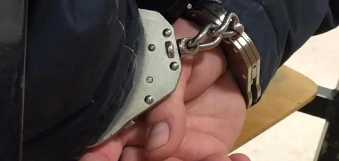 Poszukiwany przez olsztyński sąd 27-latek w rękach policji. Wpadł, bo... spał w jednej z wiat