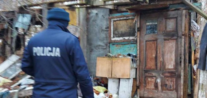 Artykuł: Pijany 32-latek spał na klatce schodowej jednego z bloków w Olsztynie. Był poszukiwany