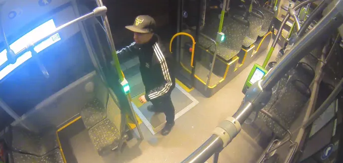 Agresywny pasażer wybił szybę w autobusie miejskim. Zdarzenie nagrały kamery monitoringu [WIDEO]