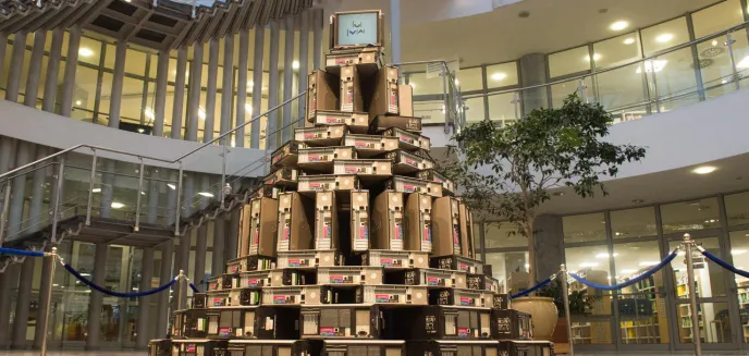 W bibliotece uniwersyteckiej stanęła choinka wykonana ze... starych komputerów [WIDEO]