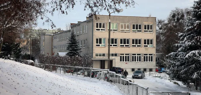 W sali gimnastycznej w SP nr 3 w Olsztynie zapadła się podłoga? Zajęcia wychowania fizycznego są na orliku przez cały rok?