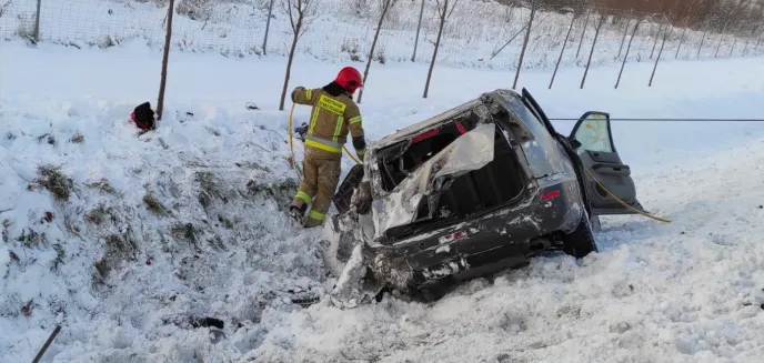 Dachowanie na DK 51 pod Olsztynem. Kierująca nissanem trafiła do szpitala