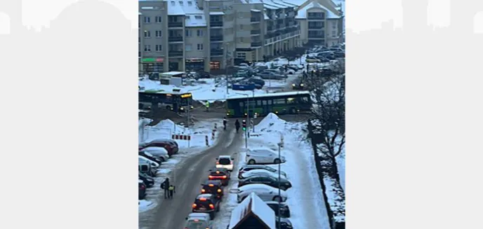 Paraliż na osiedlu Generałów. Autobusy komunikacji zbiorowej zablokowały ważne skrzyżowanie [ZDJĘCIA]