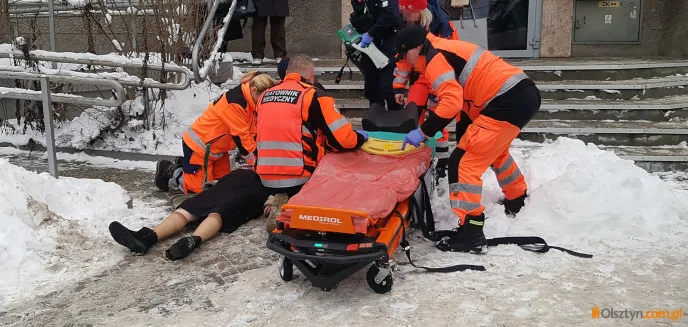 Dramatyczne sceny przed wejściem do budynku Poczty Polskiej na os. Podleśna w Olsztynie [ZDJĘCIA]