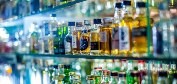 62-latek ukradł drogi alkohol, bo... chciał się napić. Może trafić do więzienia na 5 lat