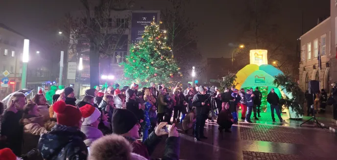 Olsztyn wyłączy iluminację choinki miejskiej na znak solidarności z Ukrainą