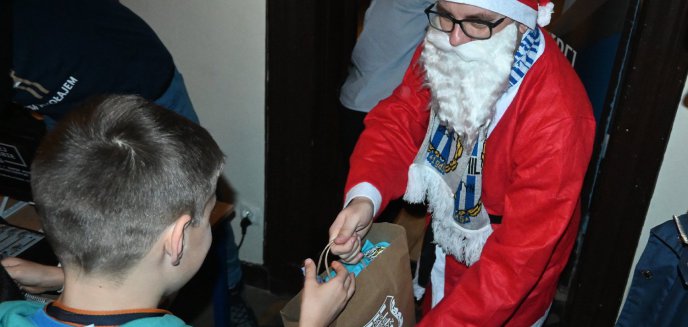 Z okazji świąt kibice Stomilu przekazali dzieciom ponad 170 paczek prezentowych [ZDJĘCIA]