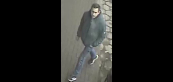 Zaatakował kobietę na klatce schodowej jednego z olsztyńskich bloków i ją okradł. Rozpoznajesz go? [WIDEO]