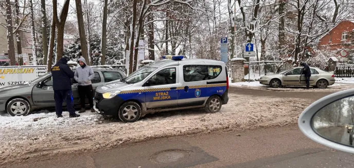 Wielu kierowców parkuje na jednym z wjazdów na al. Wojska Polskiego, ryzykując mandatem. Czy przepisy mogą się zmienić? [ZDJĘCIA]