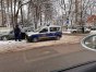 Kierowcy często parkują auta przy wjeździe do filii szpitala miejskiego, tarasując przejazd i uniemożliwiając przejście pieszym
