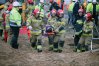 Poszkodowany młody mężczyzna na noszach został przeniesiony do karetki