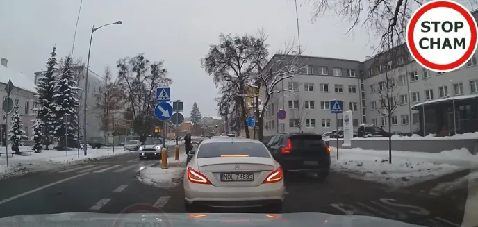 Karygodne zachowanie kierowcy volvo tuż przy siedzibie Komendy Wojewódzkiej Policji w Olsztynie [WIDEO]