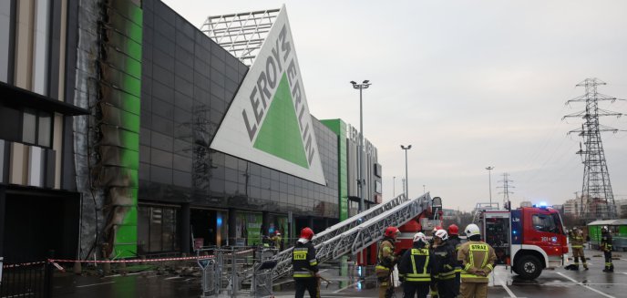 Pożar w jednym z marketów budowlanych w Olsztynie. Ewakuowano 70 osób [ZDJĘCIA, WIDEO]
