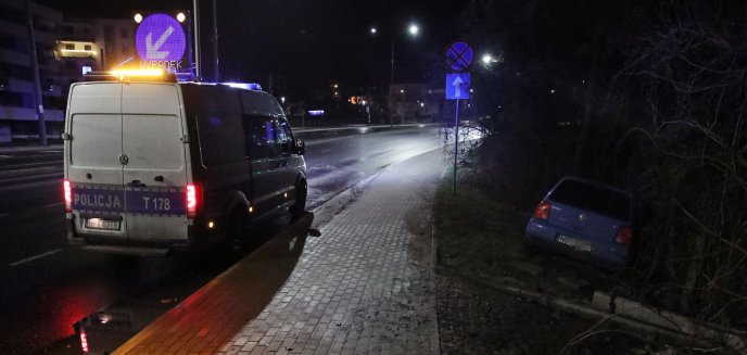 Kierowca volkswagena jazdę w sylwestra zakończył w rowie na al. Sikorskiego w Olsztynie [ZDJĘCIA]