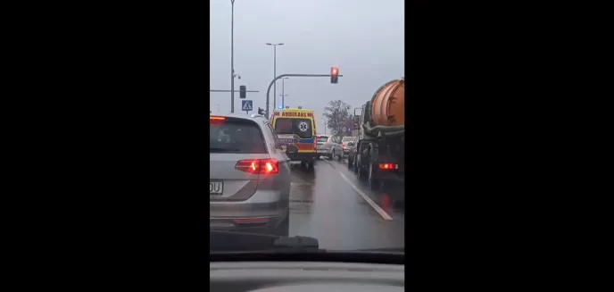 Olsztyn. Blokował przejazd karetki na ul. Bohaterów Bitwy Warszawskiej [WIDEO]