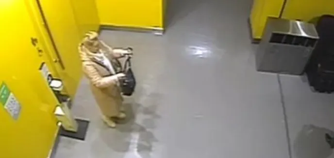 Przywłaszczyła znalezioną torebkę w Galerii Warmińskiej. Teraz policja chce z nią zamienić kilka słów [WIDEO]