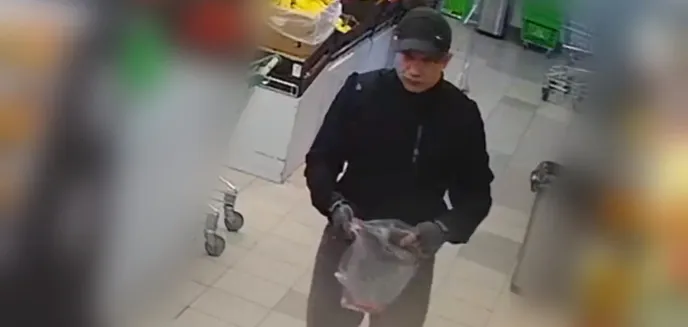 Bezczelne zachowanie mężczyzny w czapce z daszkiem. Zrobił to w jednym ze sklepów w Olsztynie [WIDEO]