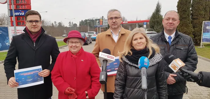 Parlamentarzyści PiS z regionu rzucili się bronić Orlenu. ''Ceny paliw są najniższe w Europie'' [WIDEO]