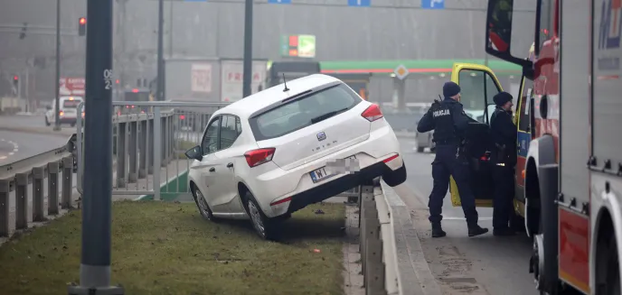 Firmowym autem uderzył w barierki na ul. Towarowej w Olsztynie [ZDJĘCIA]