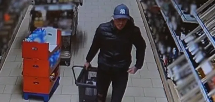 Modnie ubrany młody mężczyzna nakradł alkoholu na 1,5 tys. zł. Teraz szuka go policja [WIDEO]