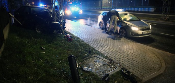 Kiepski początek weekendu dla kierowcy BMW z Olsztyna. Uderzył m.in. w hydrant i uciekł [ZDJĘCIA] [AKTUALIZACJA]