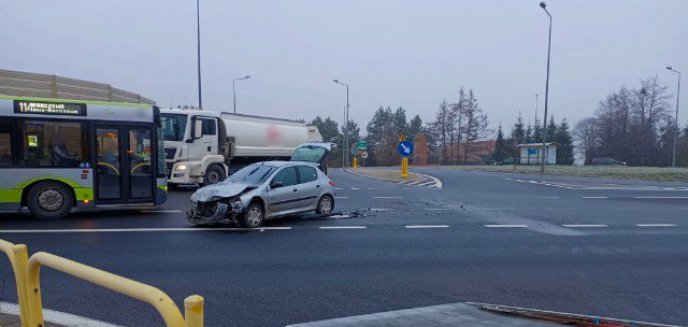 Na DK 16 pod Olsztynem 33-letni kierowca busa zderzył się z autem marki Peugeot