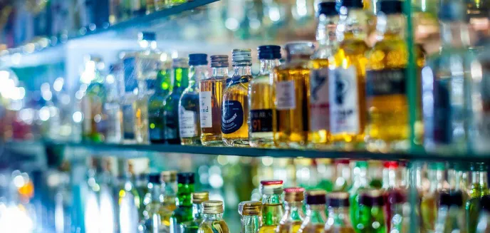 19-latek i 20-latek ukradli alkohol na jednej ze stacji paliw w Olsztynie tuż pod okiem policjanta