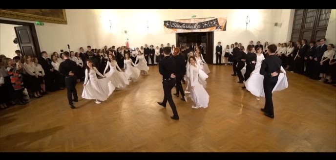 Maturzyści z Olsztyna zatańczyli walca do piosenki Lady Gagi. Nagranie hitem internetu [WIDEO]