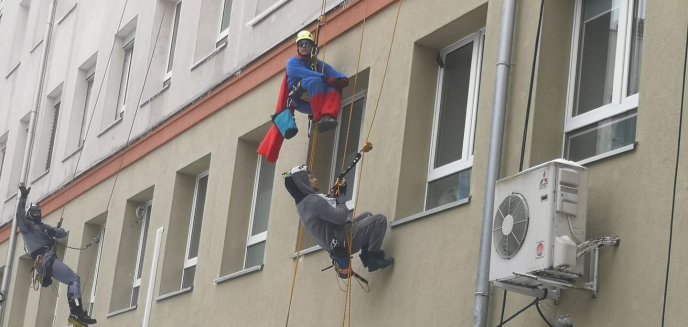 Alpiniści w strojach superbohaterów odwiedzili pacjentów olsztyńskiego szpitala dziecięcego [ZDJĘCIA]