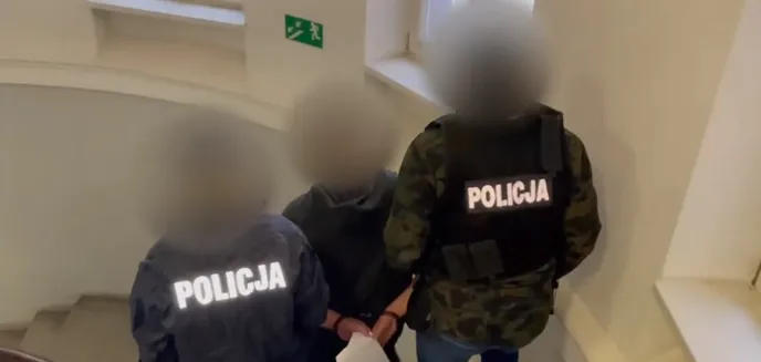 Dwaj bracia z Olsztyna znaleźli sposób na zarobienie pieniędzy. Kradli m.in. paliwo z zaparkowanych aut [WIDEO]