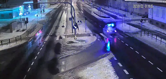 Policjanci z Olsztyna eskortowali do szpitala rodzącą kobietę [WIDEO]