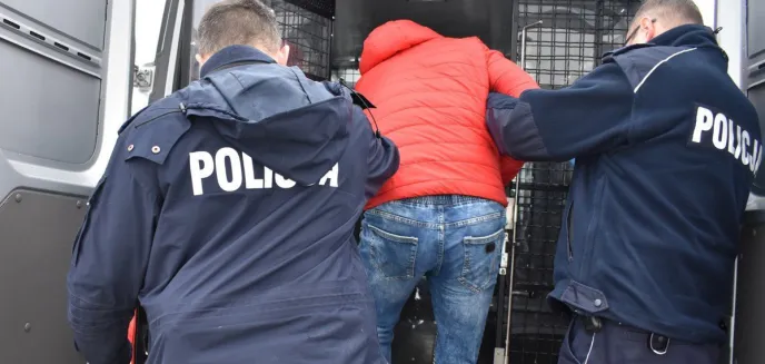 Gmina Bisztynek. Olsztynianin wraz ze wspólnikiem ukradł dolary, funty i biżuterię o wartości ponad 570 tys. zł!