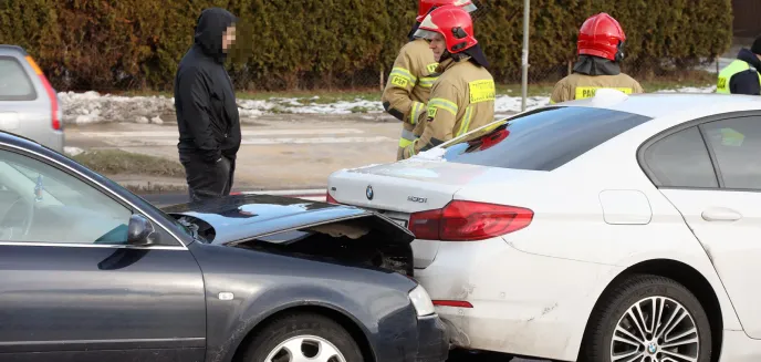 Wypadek na ul. Armii Krajowej w Olsztynie. 38-letni kierujący audi najechał na tył bmw [ZDJĘCIA]