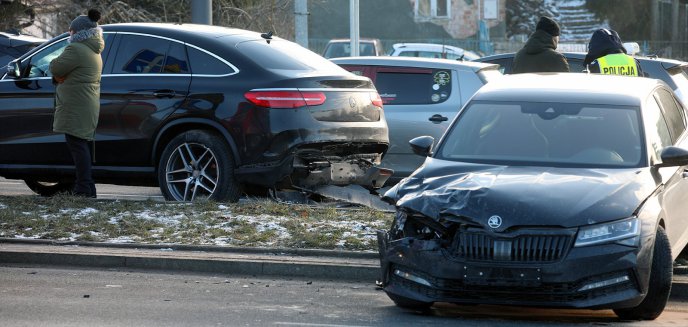 Artykuł: Na al. Sikorskiego w Olsztynie zderzyły się trzy samochody osobowe [ZDJĘCIA]
