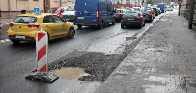 Drogowcy tak wyremontowali odcinek drogi w rejonie ronda Bema, że po kilku dniach ''można było stracić zawieszenie''