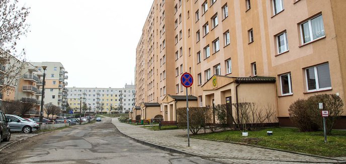 Artykuł: Na ul. Orłowicza nie mają gdzie parkować. Skończyły się upomnienia, zaczęły blokady kół