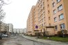 Mieszkańcy bloku przy ul. Orłowicza 17 nie mogą legalnie parkować od strony klatek schodowych