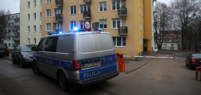 Zgłoszenie brzmiało dramatycznie. Akcja służb w wieżowcu przy ul. Żołnierskiej w Olsztynie [ZDJĘCIA]
