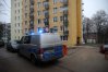 Patrol policji przed budynkiem, w którym miało dojść do niezwykle groźnego zdarzenia