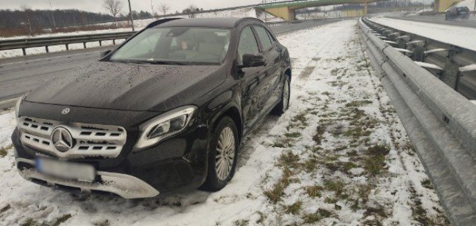 Wypadek na drodze S7 pod Olsztynkiem. 31-letnia kierująca mercedesem wjechała w bariery