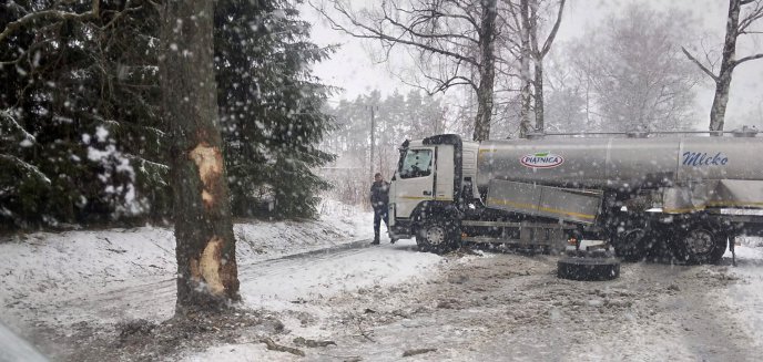 Powiat olsztyński. Cysterna z mlekiem zablokowała drogę gminną Jonkowo-Godki [ZDJĘCIA] [AKTUALIZACJA]