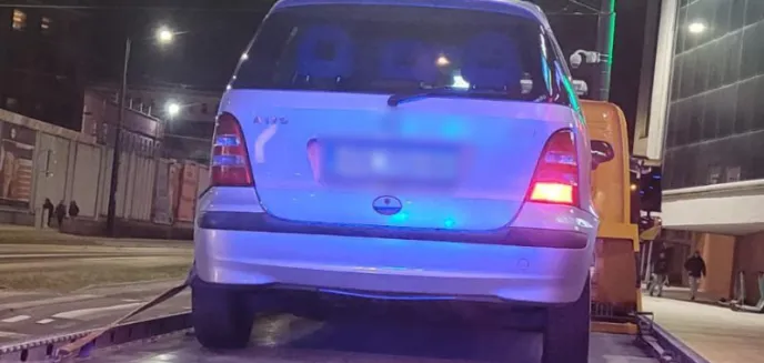 Pijany 43-latek wsiadł za kierownicę mercedesa bez prawa jazdy. Wpadł w centrum Olsztyna