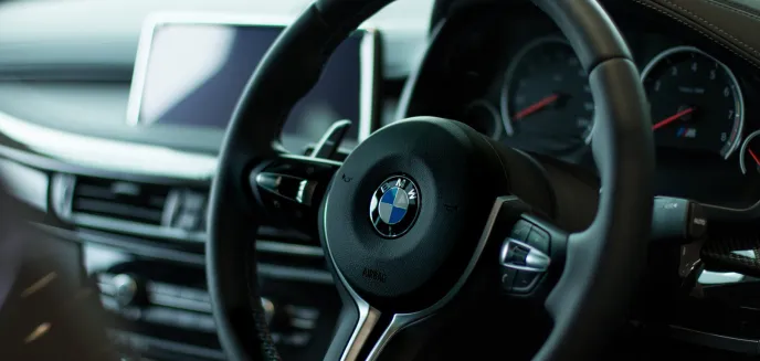 Widok 17-latka za kierownicą bmw zaskoczył policjantów. Młody mężczyzna ma poważne problemy