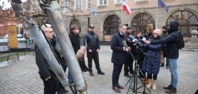 Instalacja ze szczątków rakiet z Ukrainy stanęła przed ratuszem. Trafi na licytację [ZDJĘCIA]
