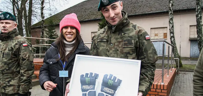 ''Nigdy nie zostawiamy swoich''. Mundurowi wraz z gwiazdą MMA, Joanną Jędrzejczyk, pomagają małemu Frankowi [ZDJĘCIA, WIDEO]