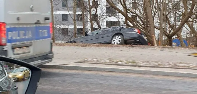 Jaguarem wjechał do rowu i uciekł. Policja szuka kierowcy i pasażera [ZDJĘCIA]